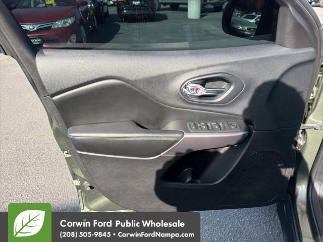 Used 2019 Jeep Cherokee Latitude w/ Popular Appearance Group AWD/4WD image 13