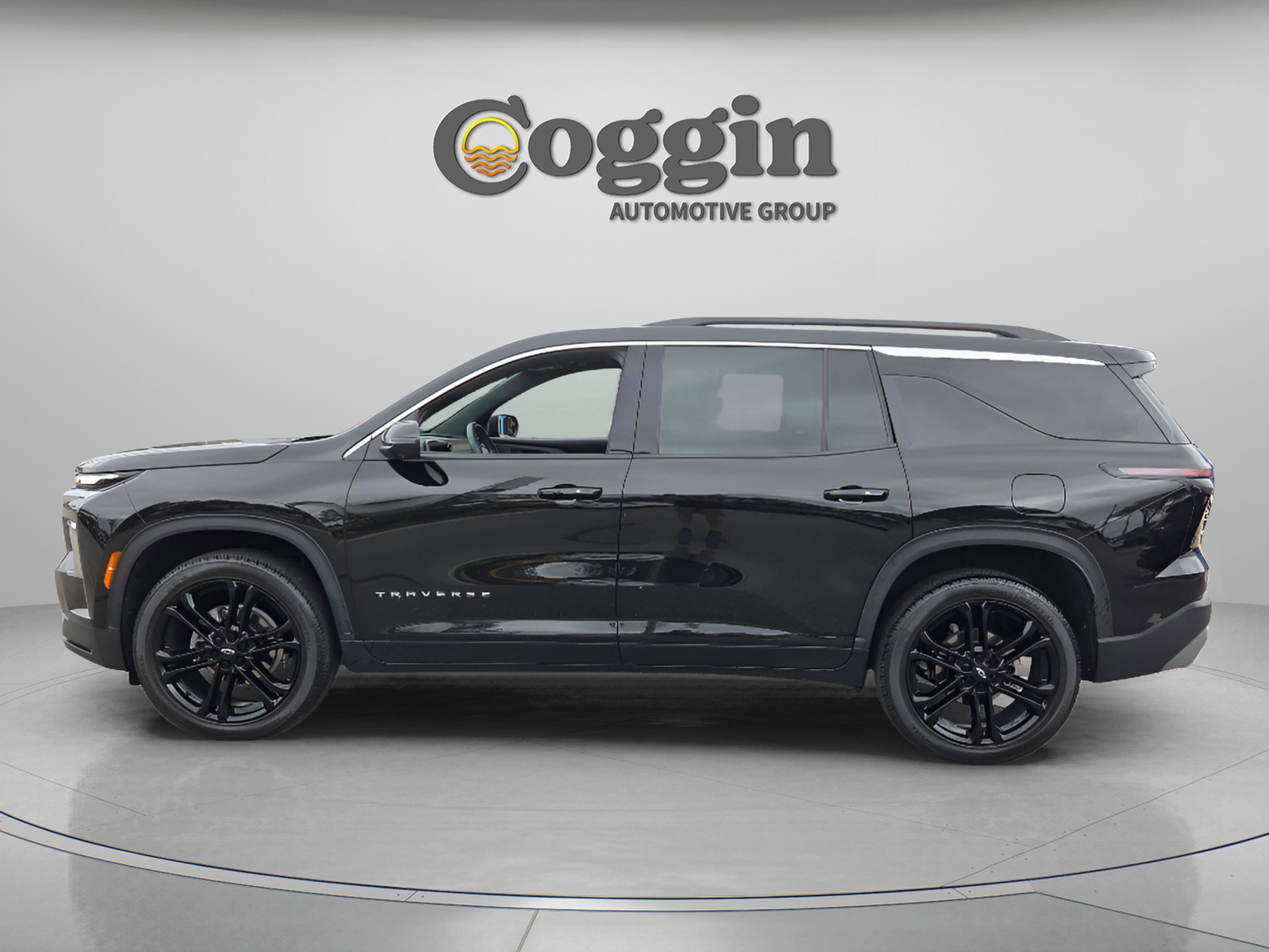 Used 2025 Chevrolet Traverse LT w/ Driver Confidence Package FWD image 2