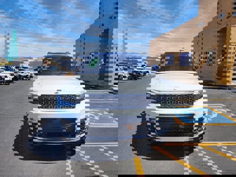 Used 2023 Jeep Grand Cherokee L Summit AWD/4WD image 8