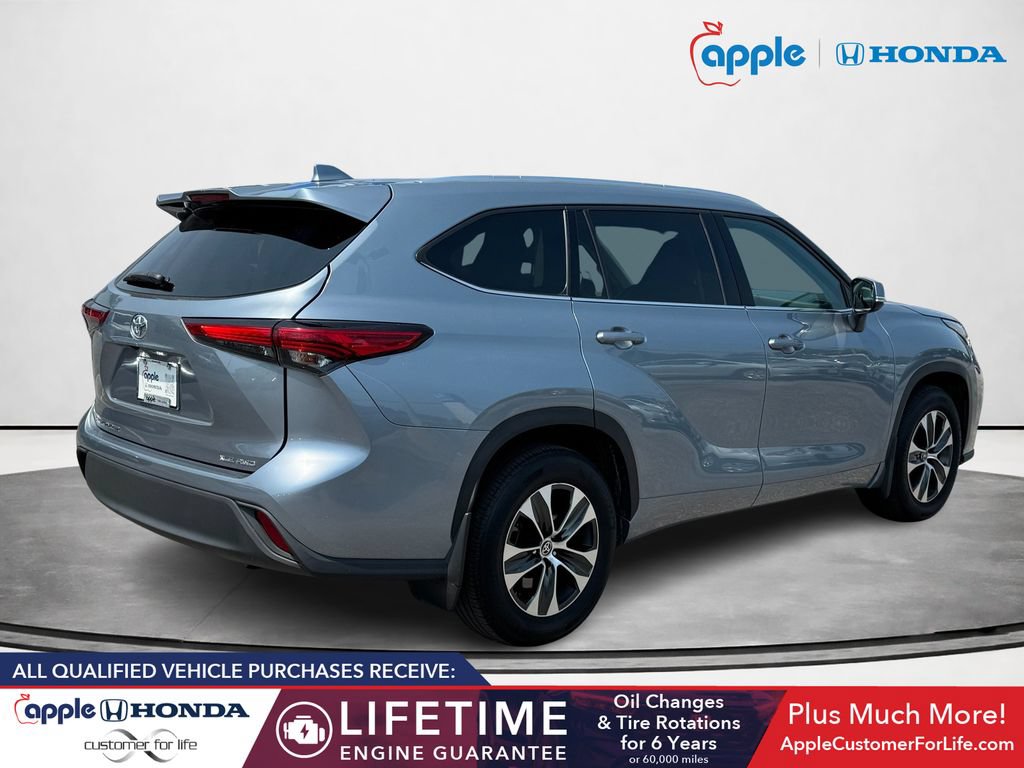Used 2021 Toyota Highlander XLE AWD/4WD image 3