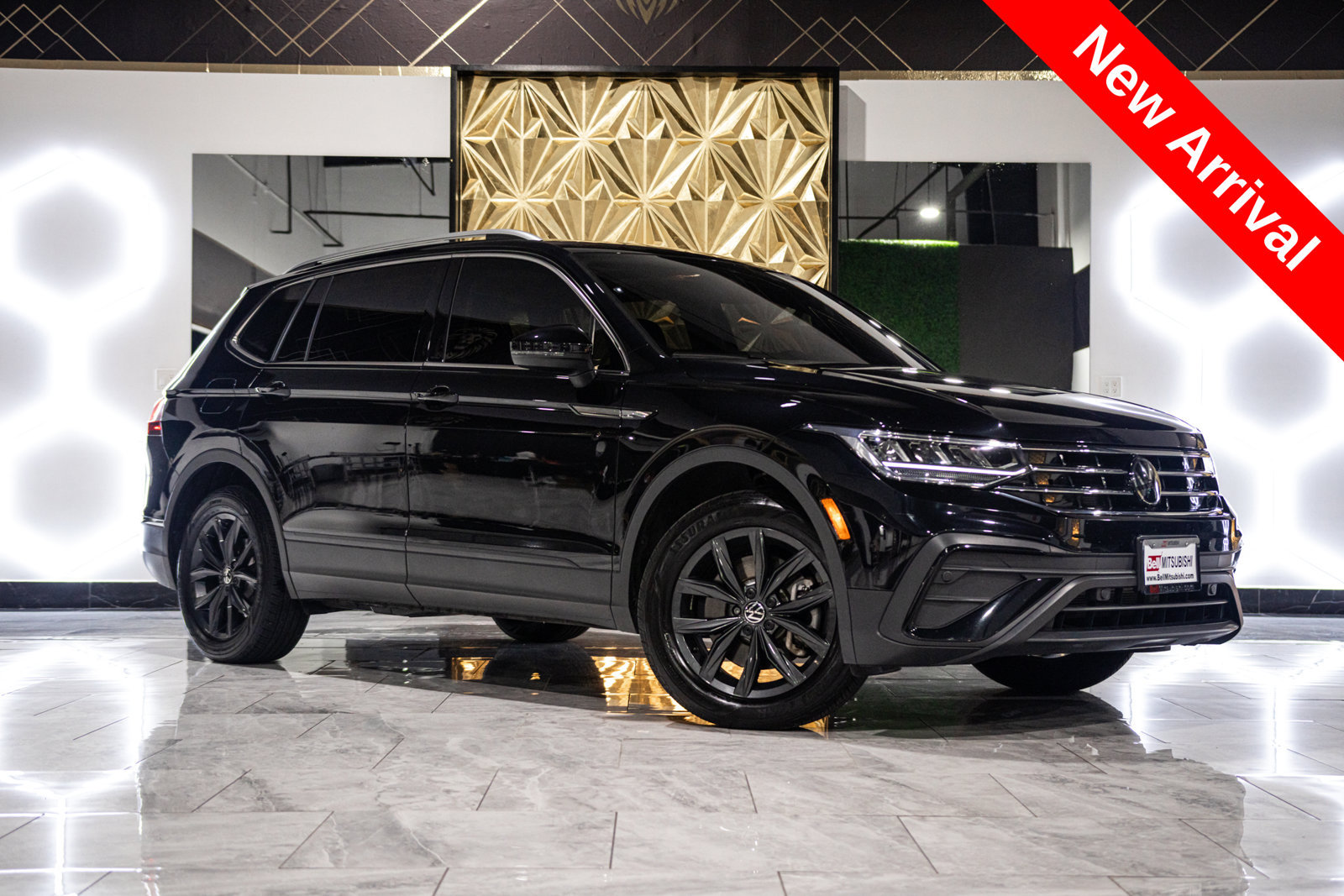 Used 2024 Volkswagen Tiguan SE AWD/4WD image 1