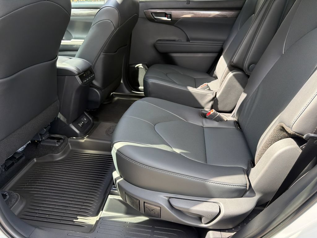 New 2026 Toyota Highlander AWD image 18
