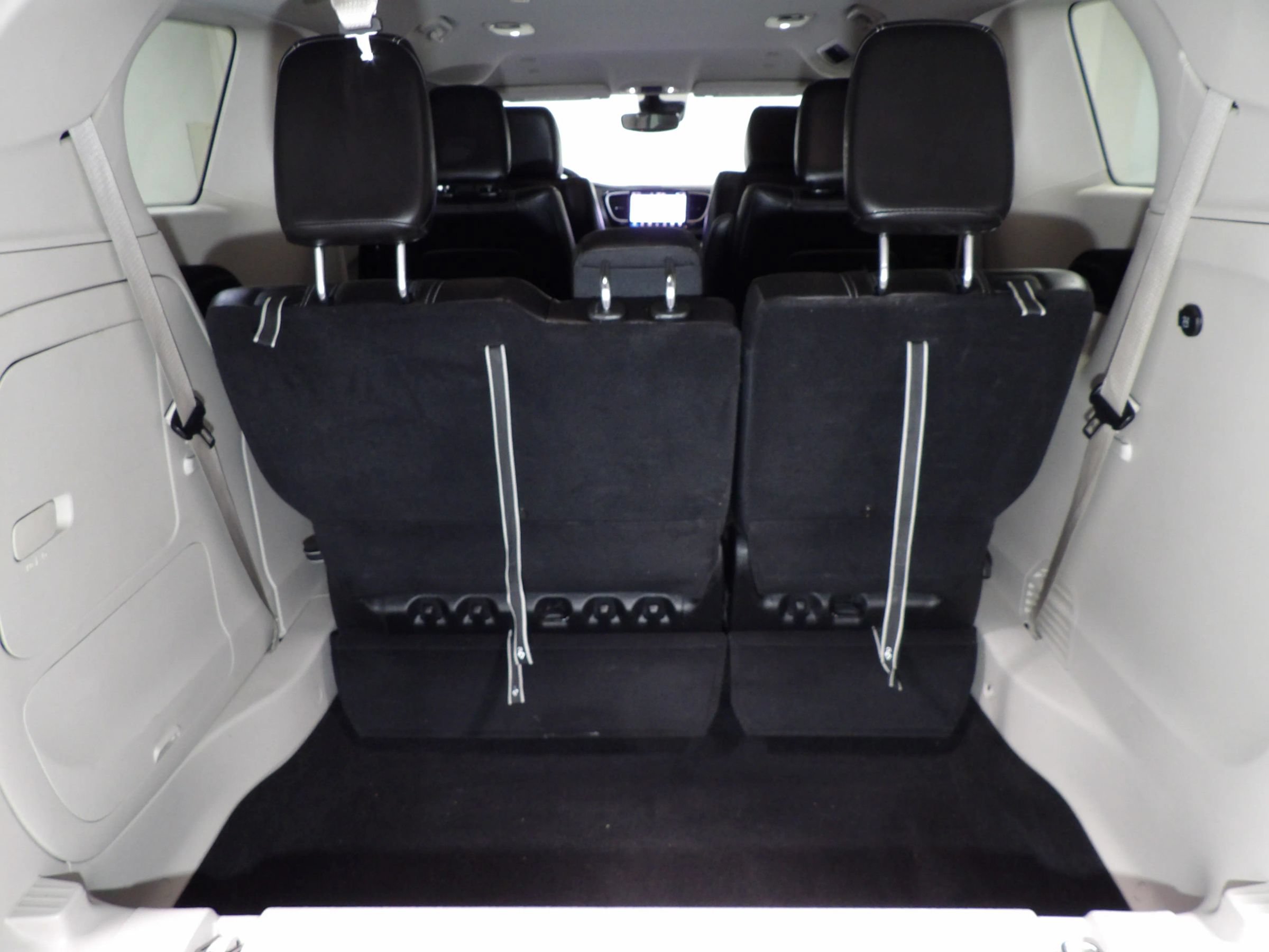 Used 2024 Chrysler Pacifica Limited FWD image 8