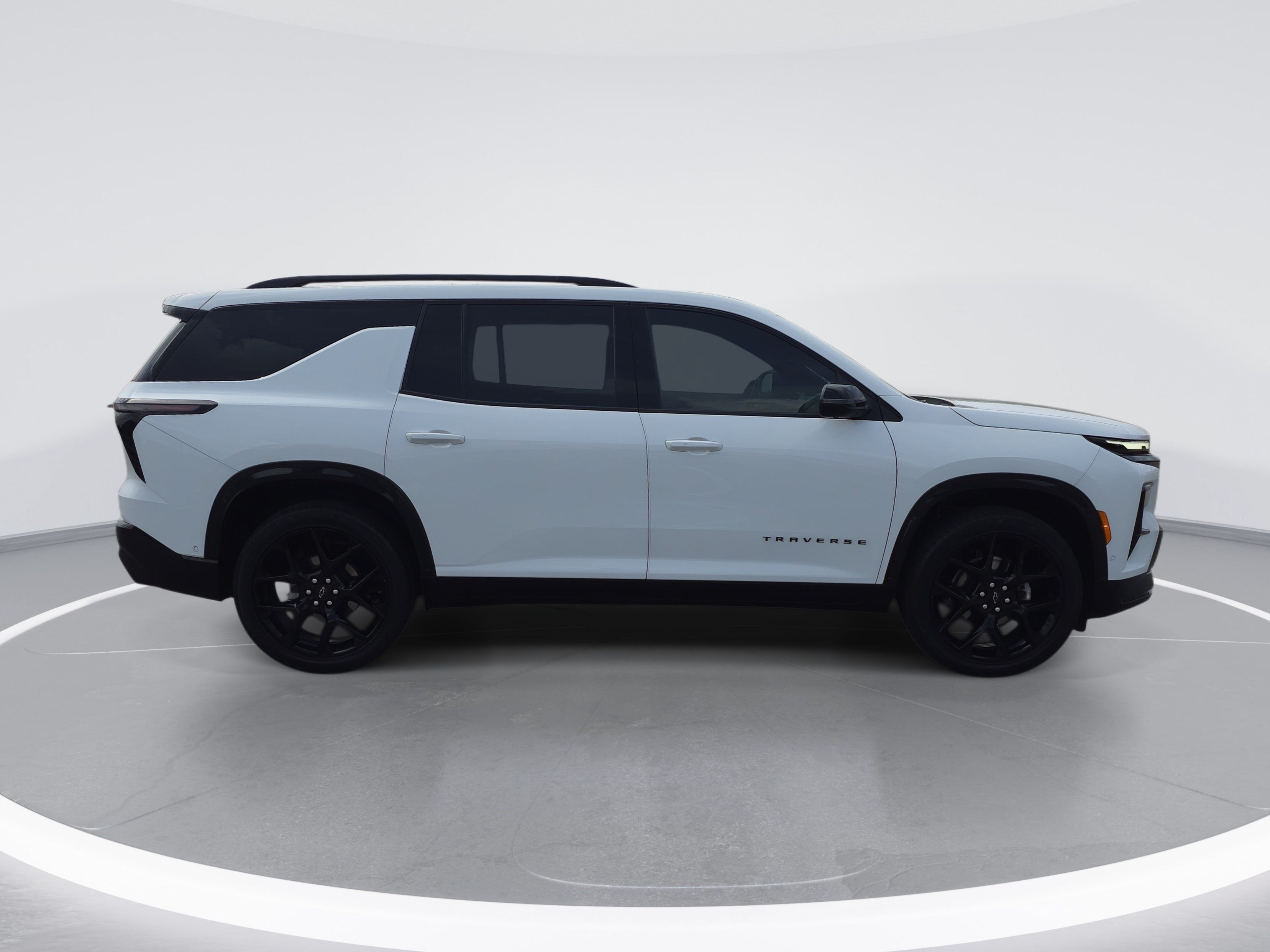 Used 2024 Chevrolet Traverse RS FWD image 2