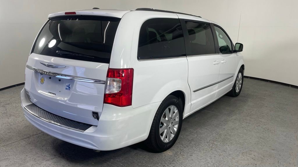 Used 2016 Chrysler Town & Country Touring FWD image 5