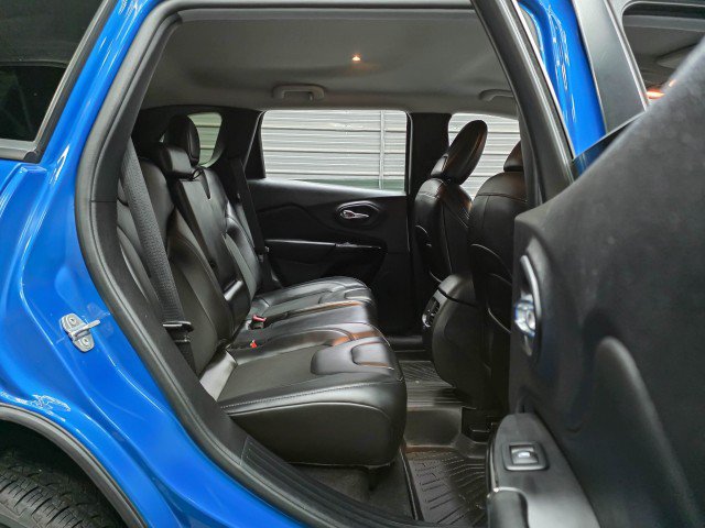 Used 2021 Jeep Cherokee Latitude Plus AWD/4WD image 17