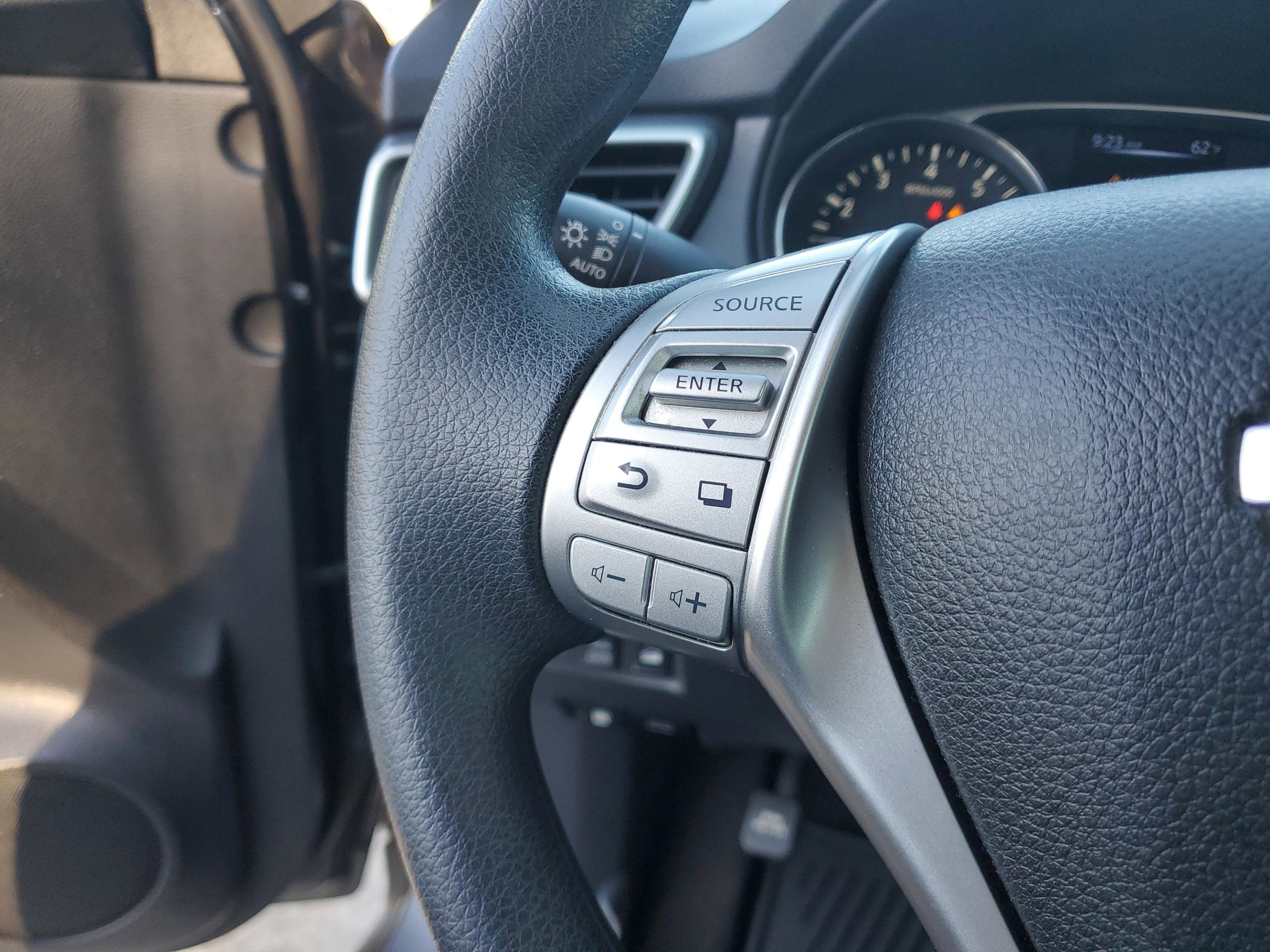 Used 2016 Nissan Rogue SV image 29