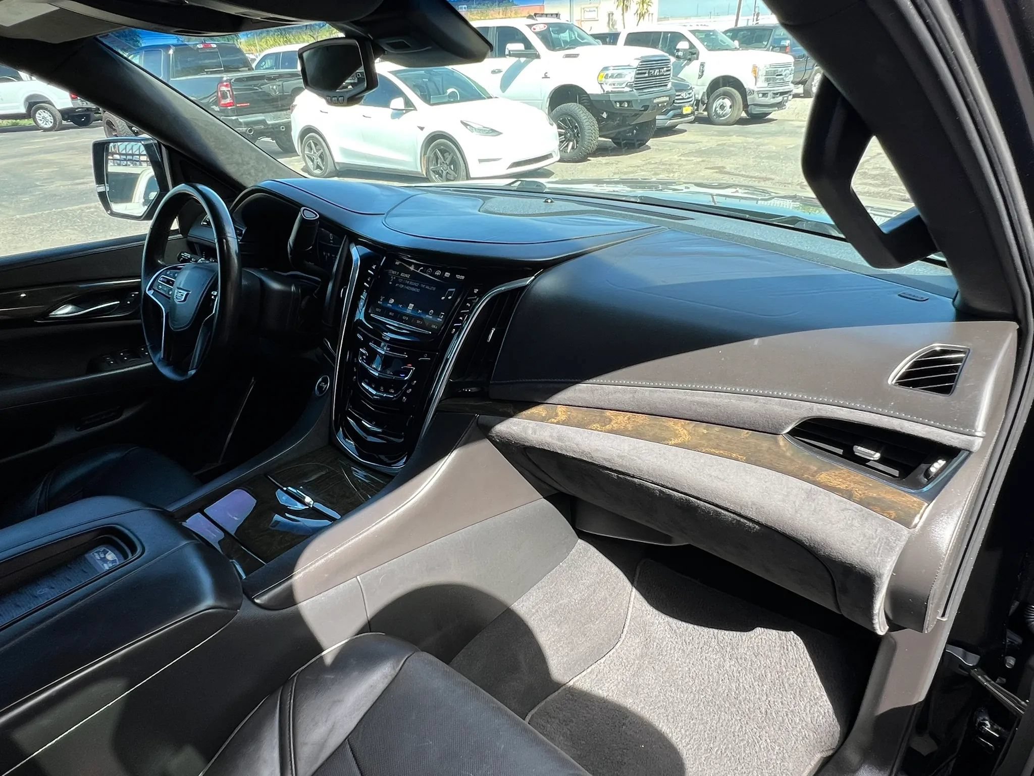 Used 2016 Cadillac Escalade Platinum AWD/4WD image 23