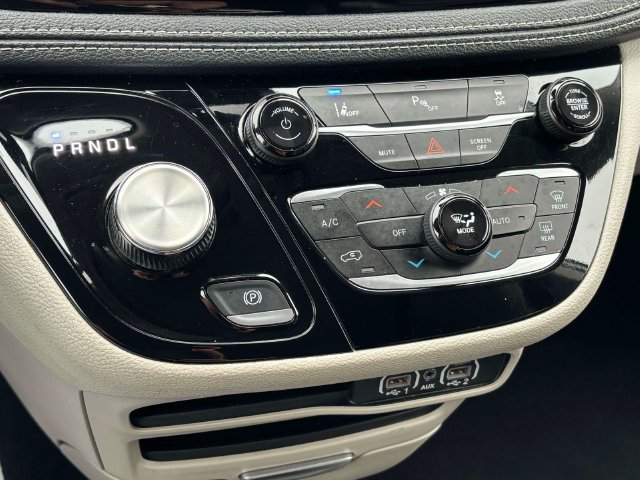 Used 2023 Chrysler Pacifica Touring-L FWD image 20