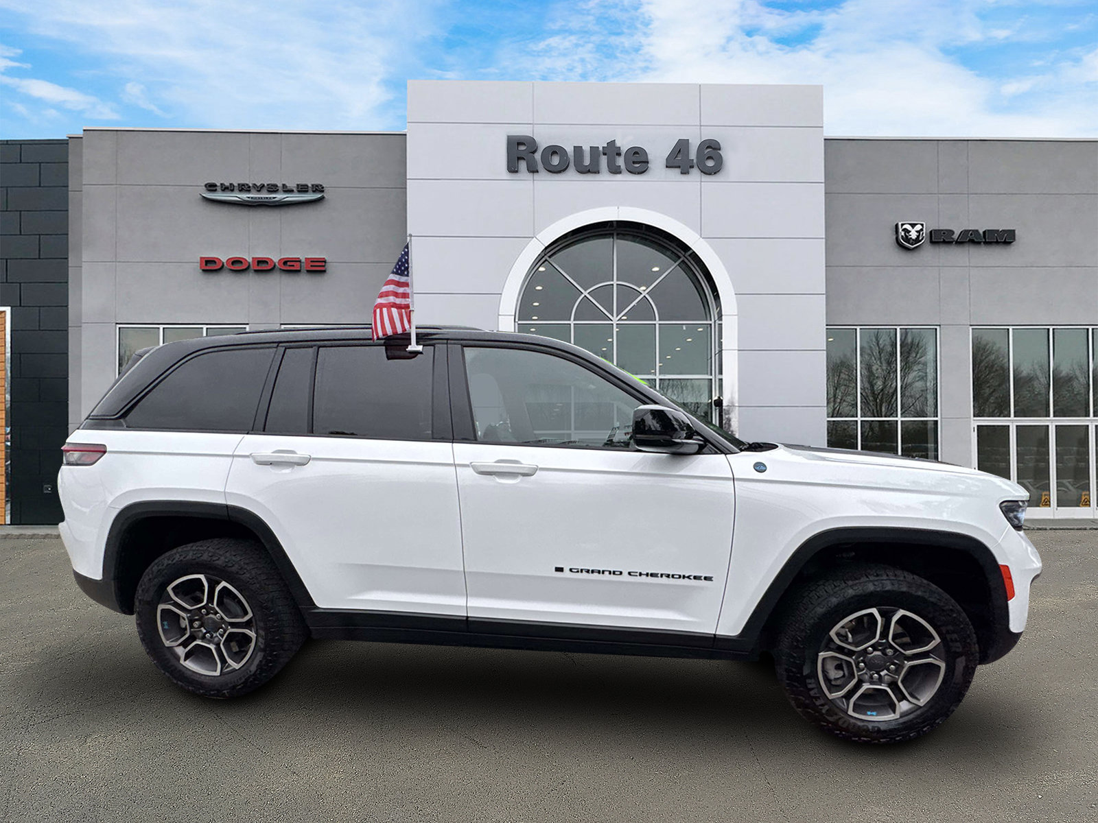 Used 2023 Jeep Grand Cherokee Trailhawk w/ Luxury Tech Group III AWD/4WD image 6