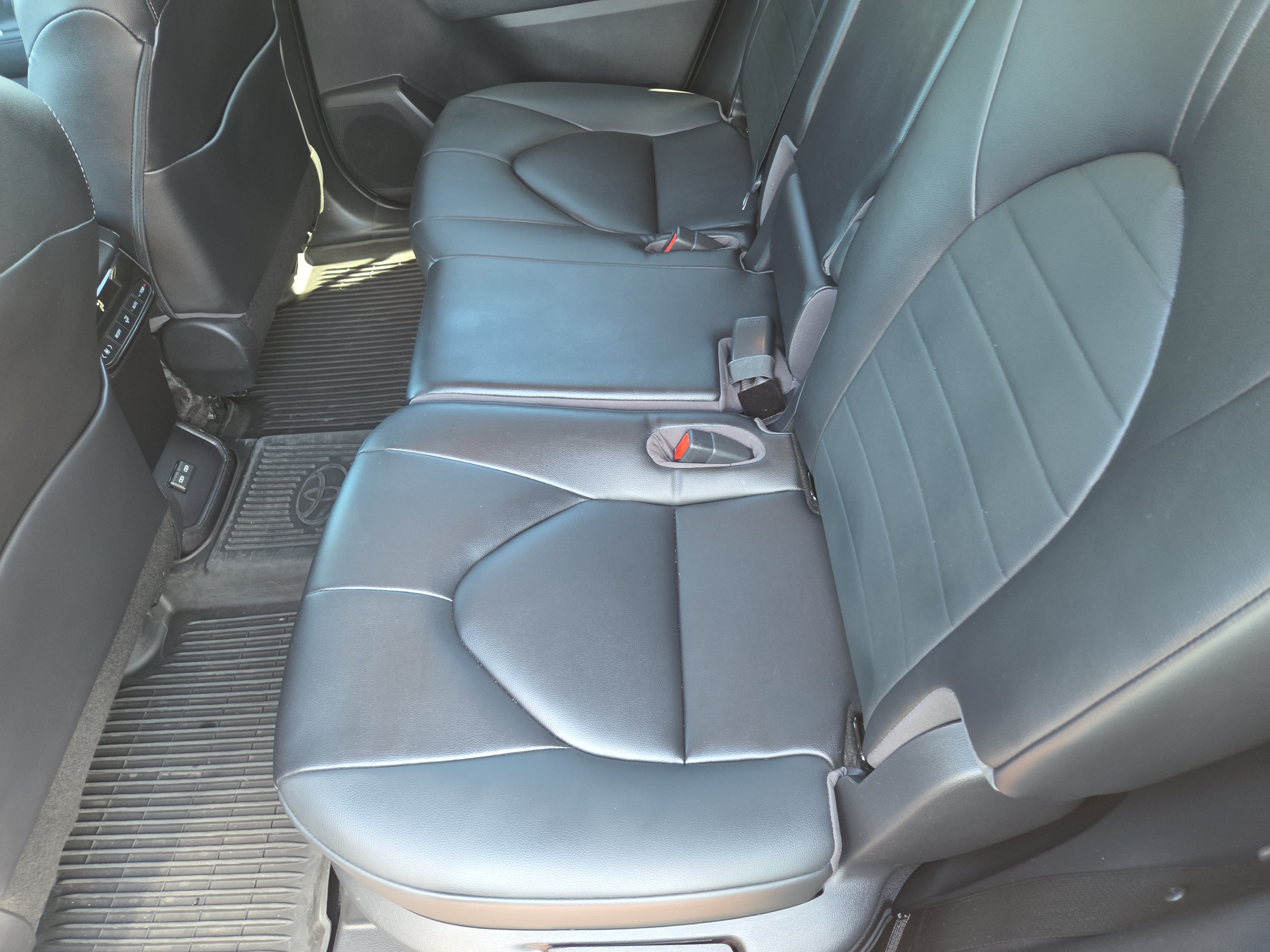 Used 2023 Toyota Highlander XLE AWD/4WD image 18