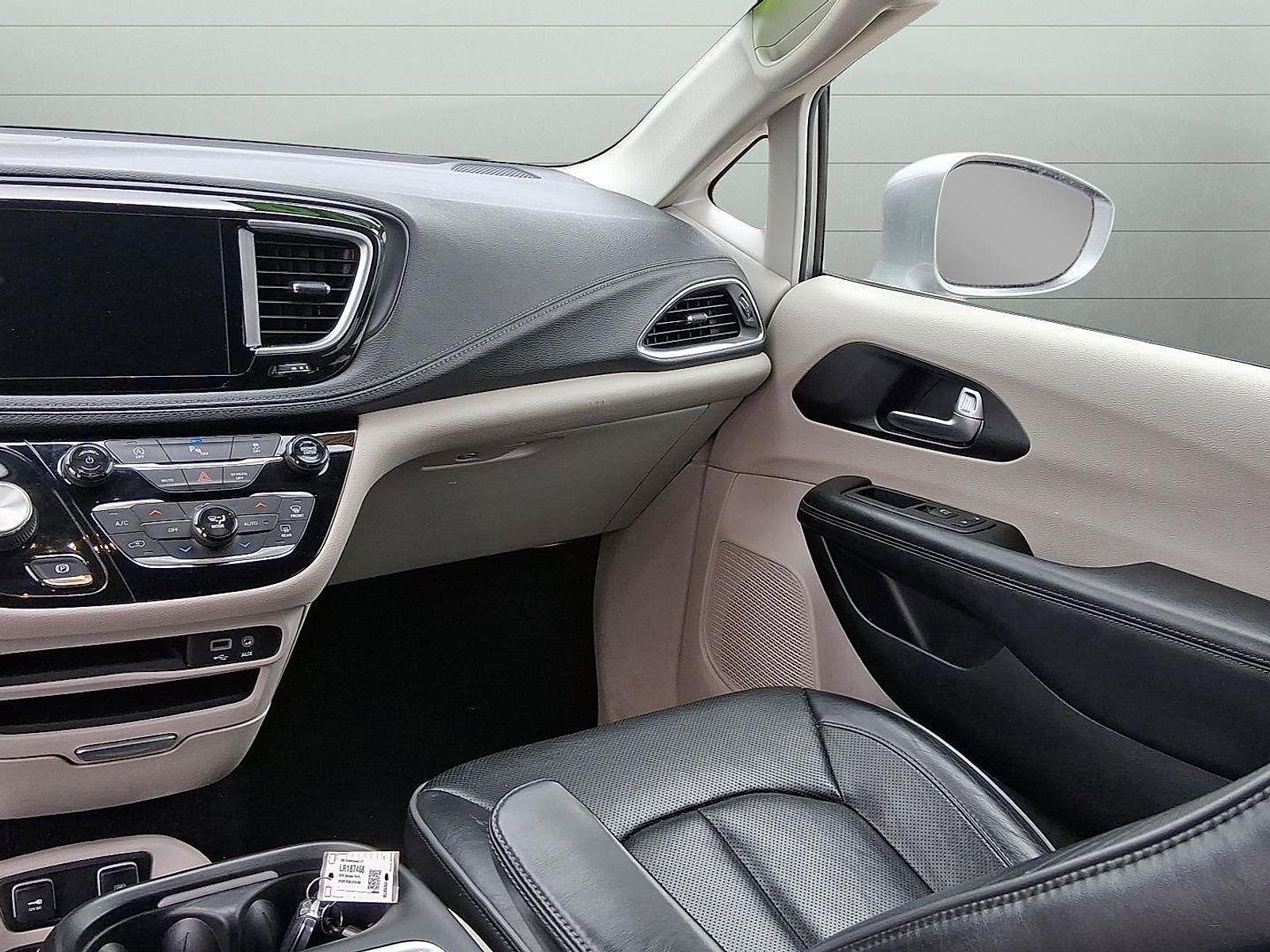 Used 2020 Chrysler Pacifica Limited image 15