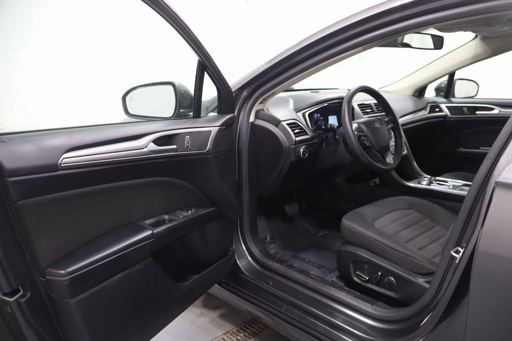 Used 2019 Ford Fusion SE image 10