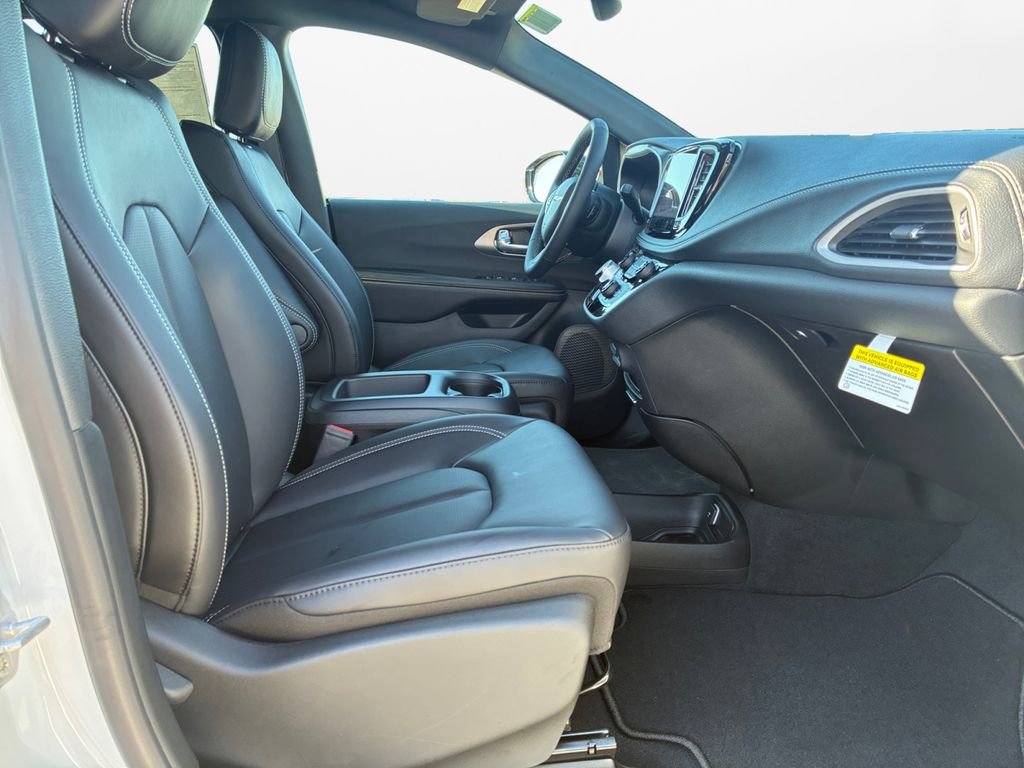 New 2026 Chrysler Pacifica Select FWD image 24