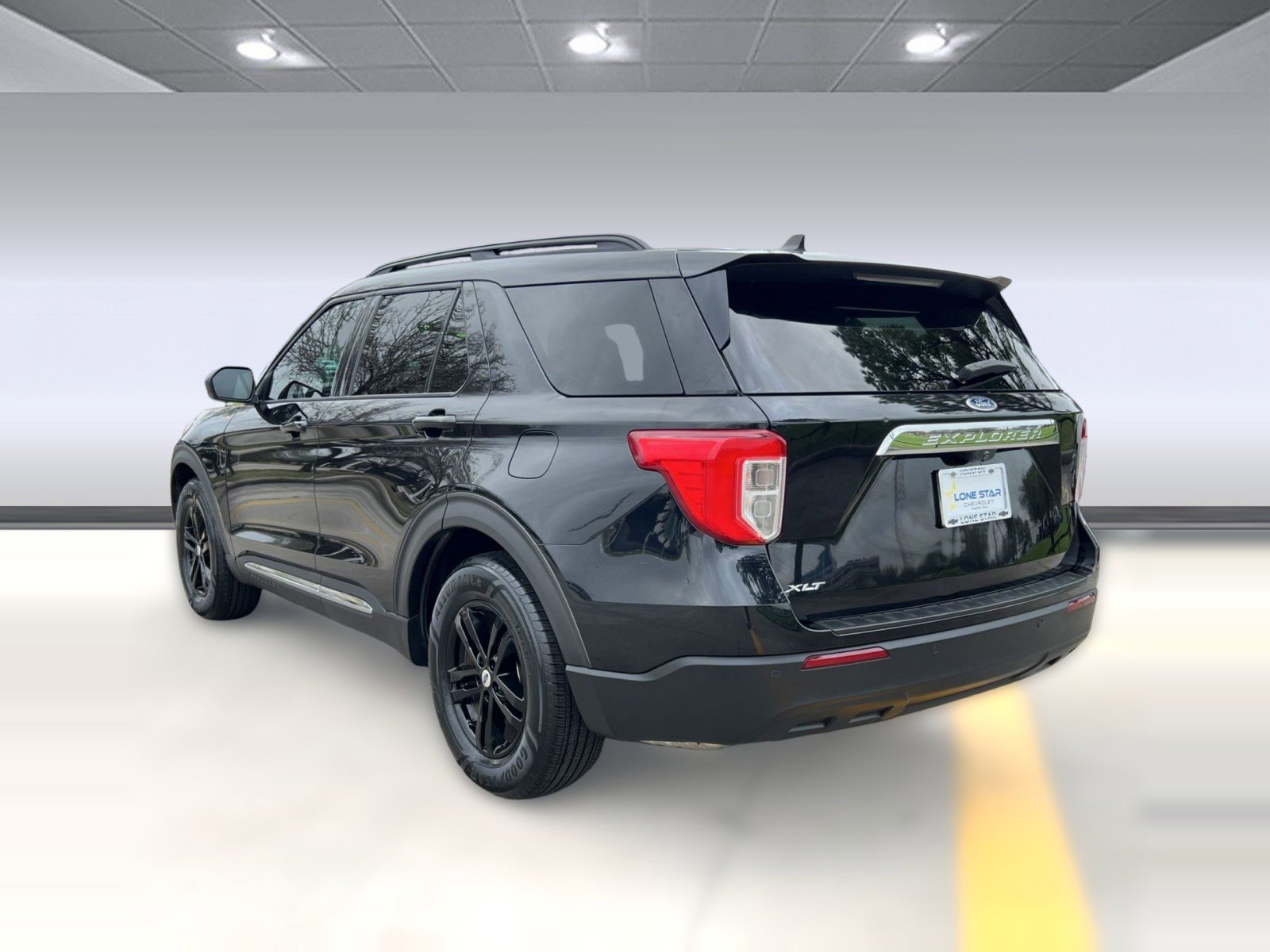 Used 2022 Ford Explorer XLT image 3