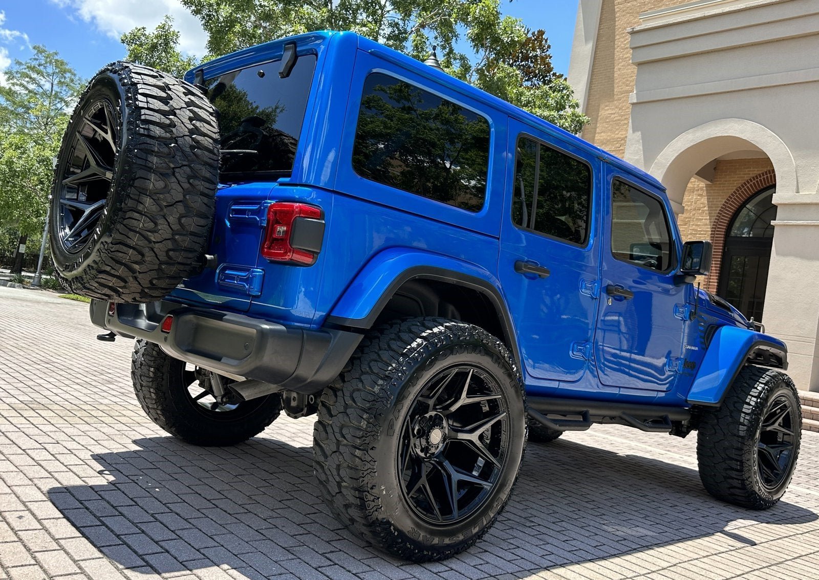 Used 2022 Jeep Wrangler Unlimited Sahara w/ LED Lighting Group AWD/4WD image 17