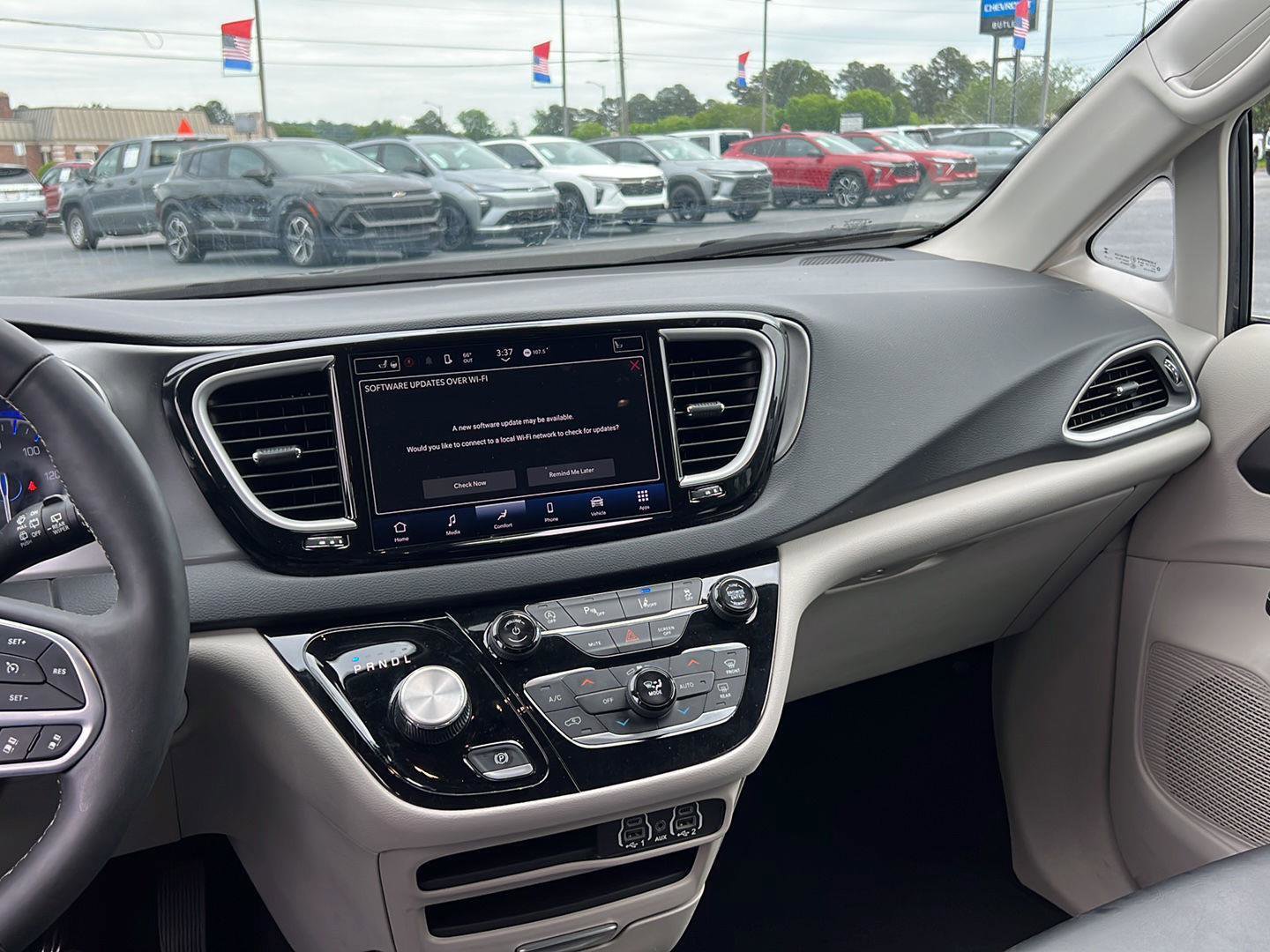 Used 2023 Chrysler Pacifica Touring-L FWD image 10