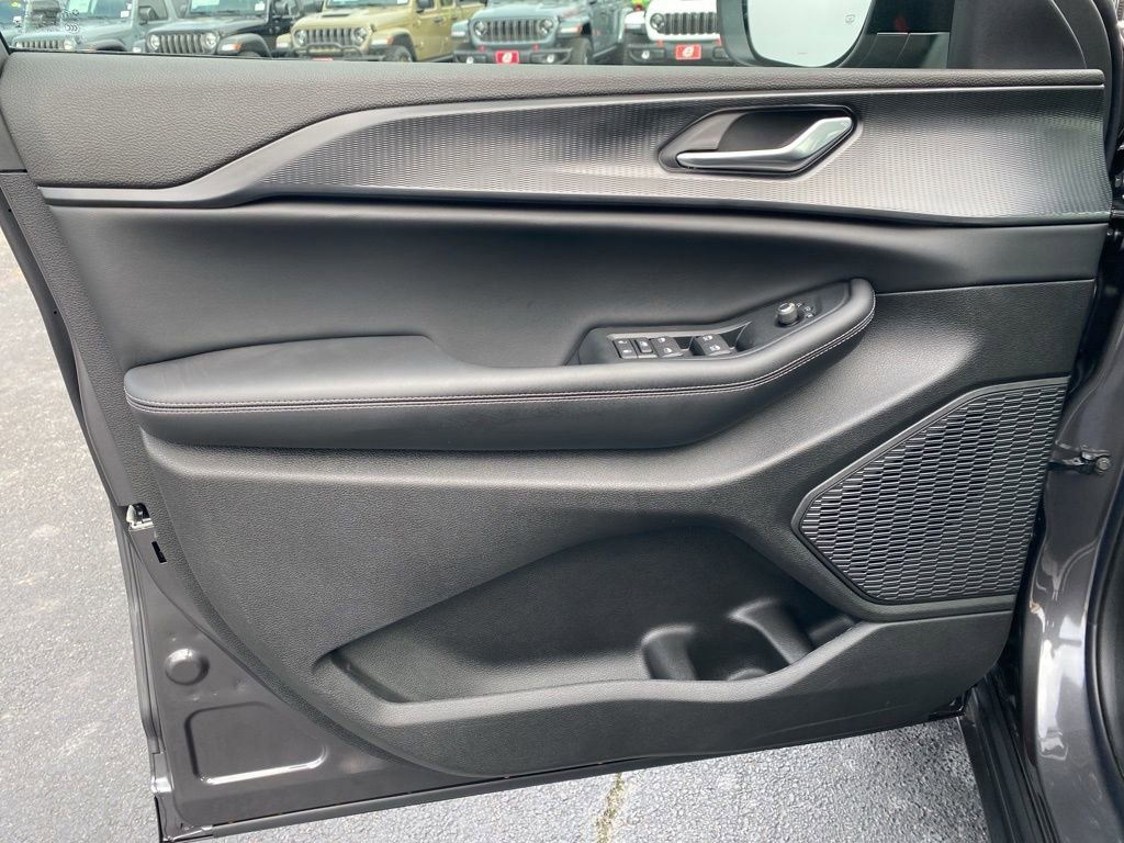 New 2026 Jeep Grand Cherokee L Laredo RWD image 9
