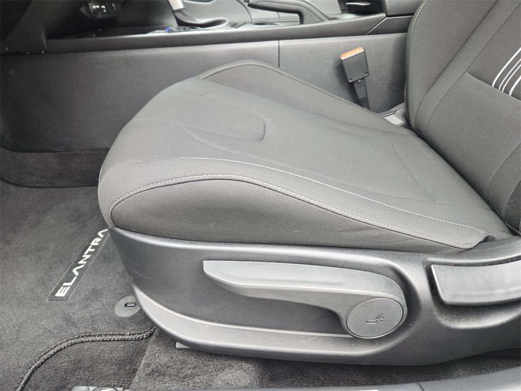 Used 2025 Hyundai Elantra Sport image 18