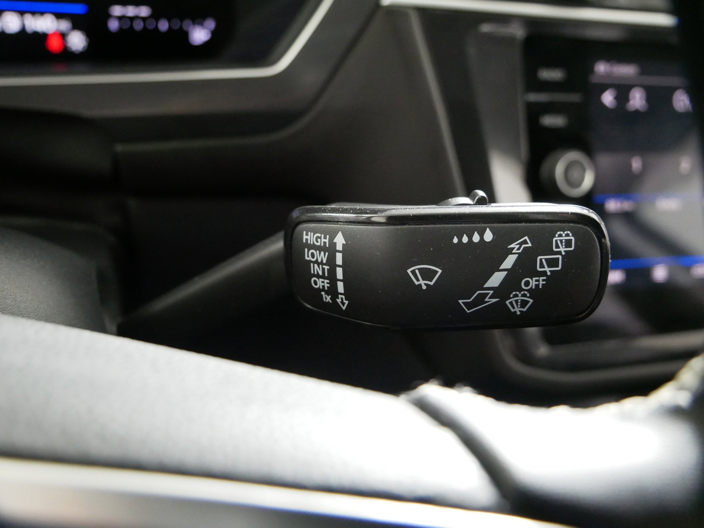 Used 2024 Volkswagen Tiguan SE w/ Panoramic Sunroof Package image 32