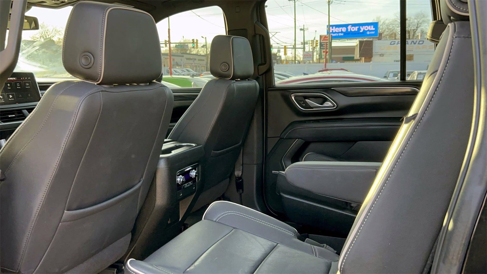 Used 2023 GMC Yukon XL SLT image 13