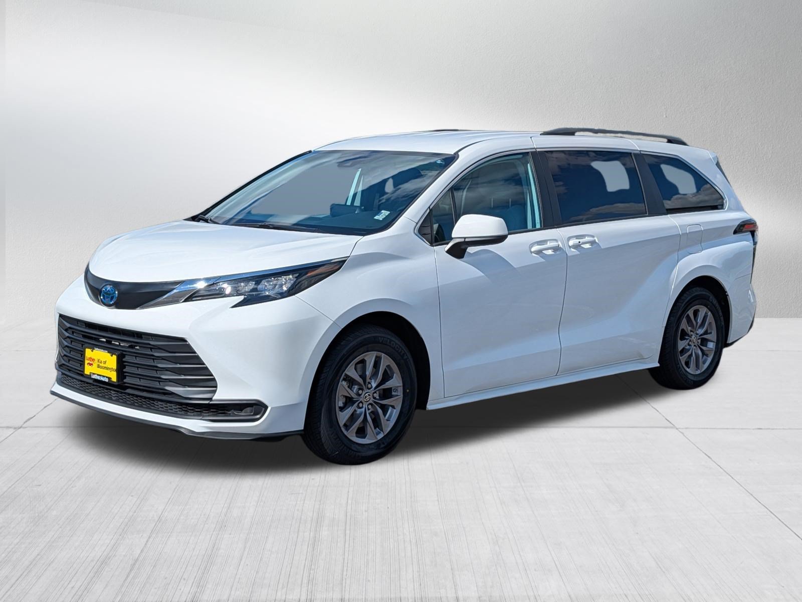 Used 2024 Toyota Sienna LE FWD image 3
