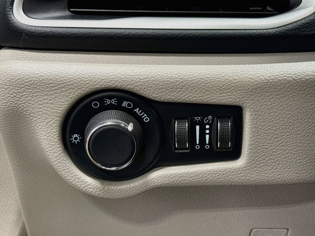 Used 2023 Chrysler Voyager LX FWD image 10