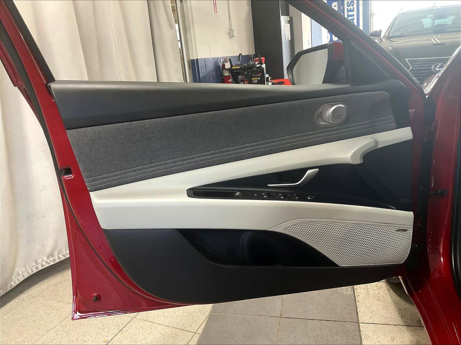 Certified 2025 Hyundai Elantra Limited FWD image 18