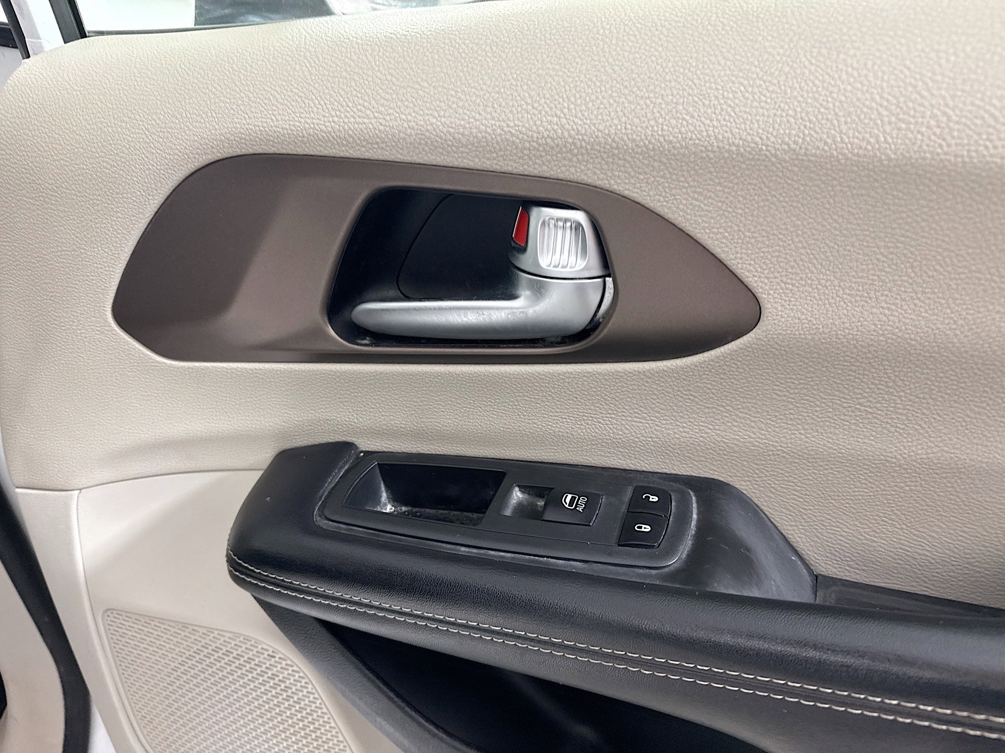 Used 2022 Chrysler Voyager LX FWD image 29