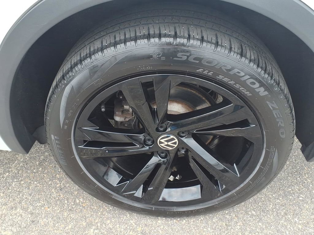 Used 2023 Volkswagen Tiguan SE R-Line AWD/4WD image 9