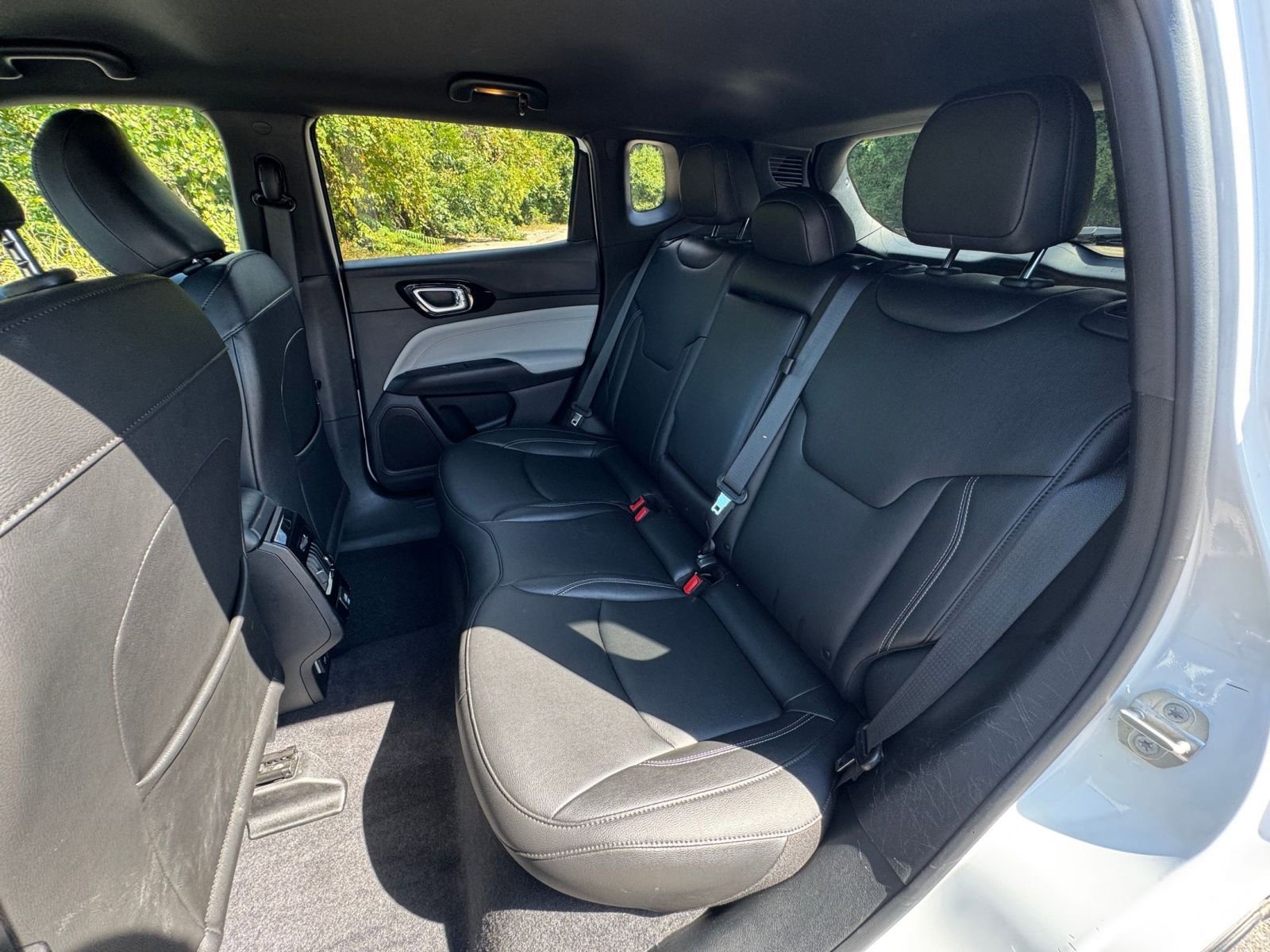 Used 2025 Jeep Compass Limited image 32