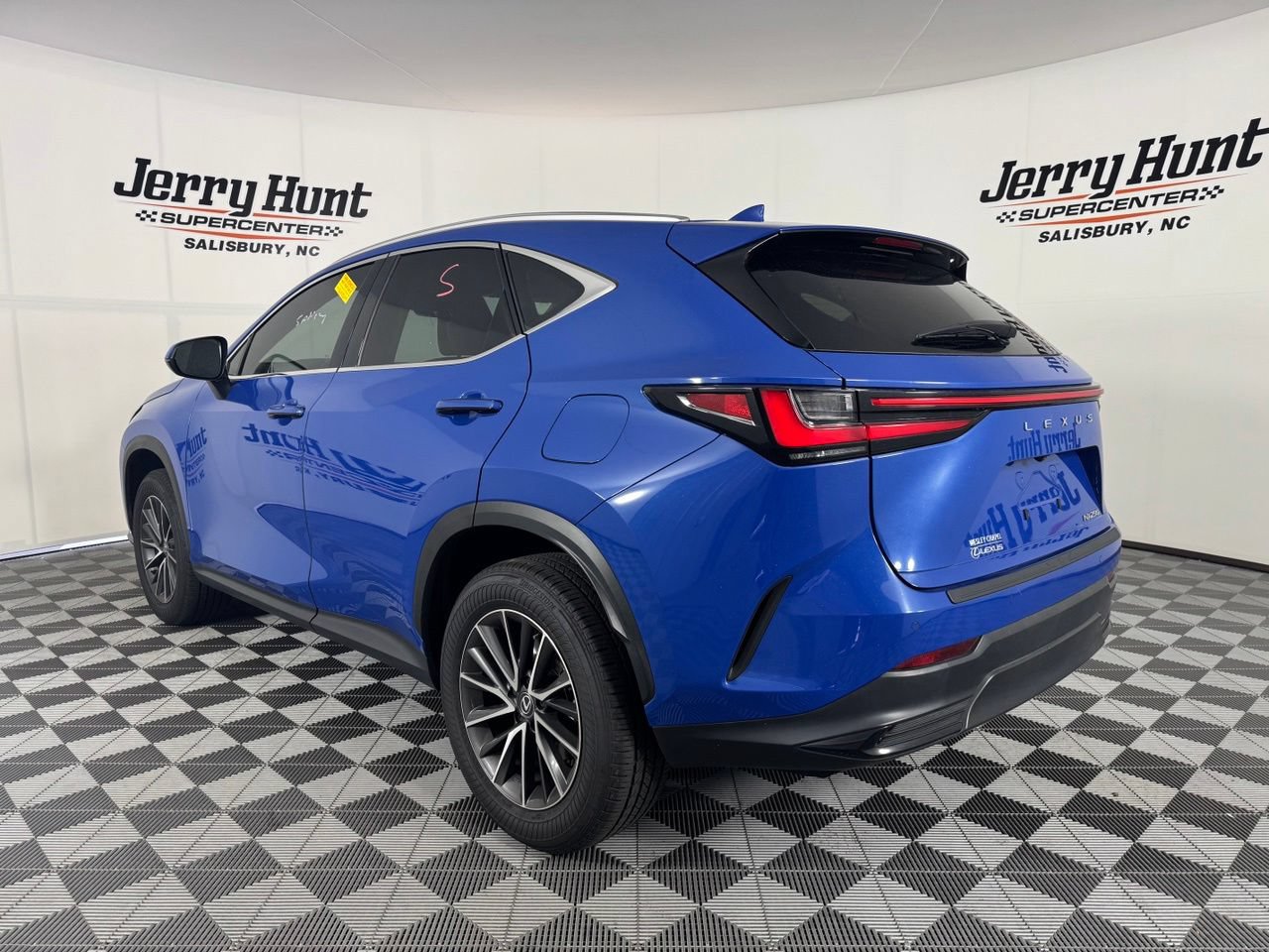 Used 2025 Lexus NX 250 FWD w/ Accessory Package (Z2) image 9