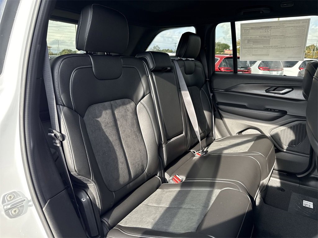 New 2025 Jeep Grand Cherokee Altitude image 23