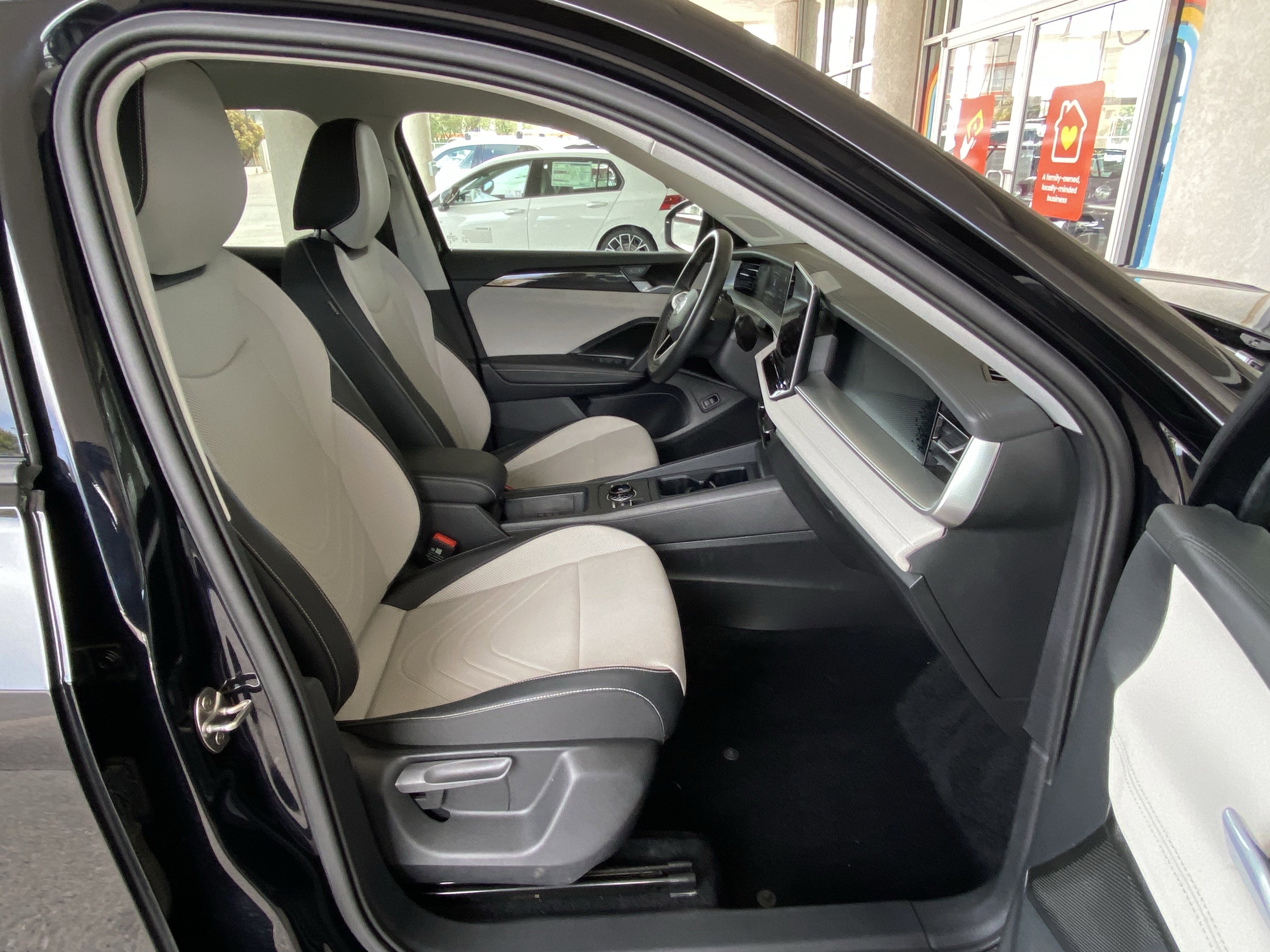 Used 2025 Volkswagen Tiguan SE w/ Panoramic Sunroof Package AWD/4WD image 32