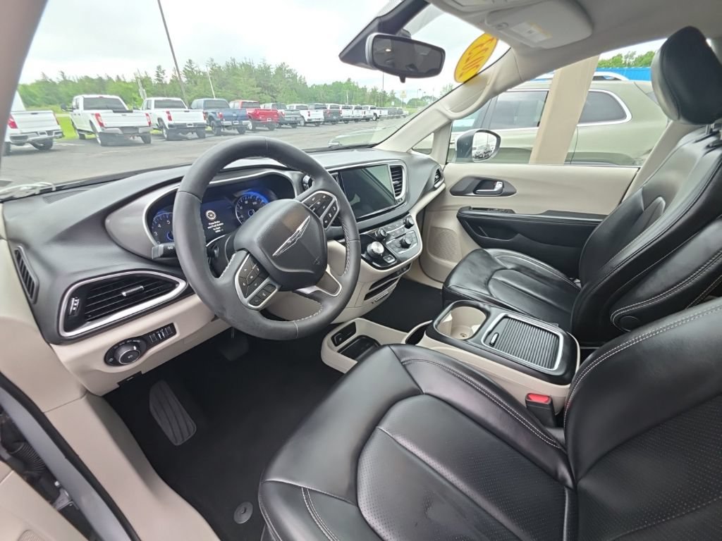 Used 2023 Chrysler Pacifica Touring-L FWD image 21