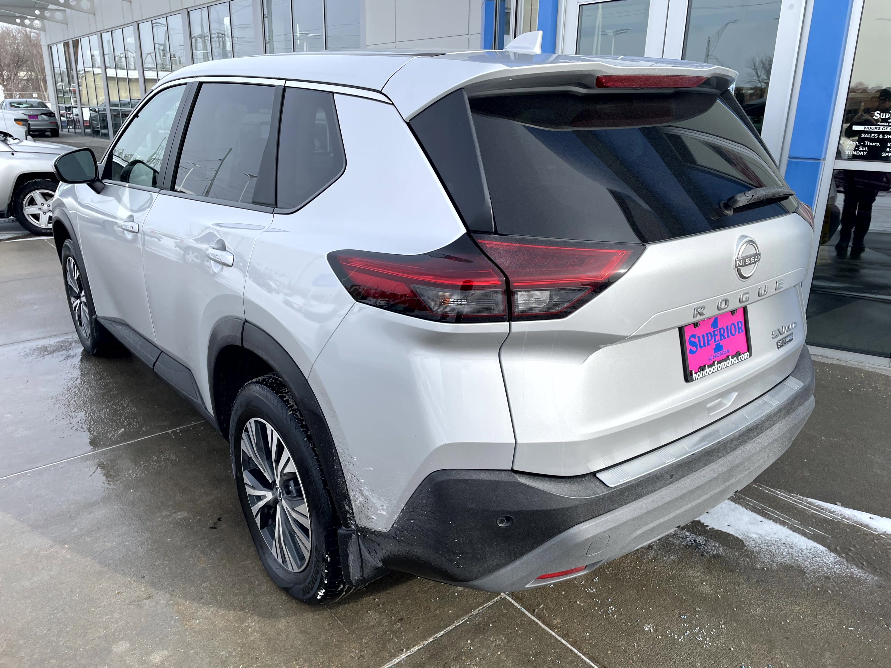 Used 2022 Nissan Rogue SV image 2