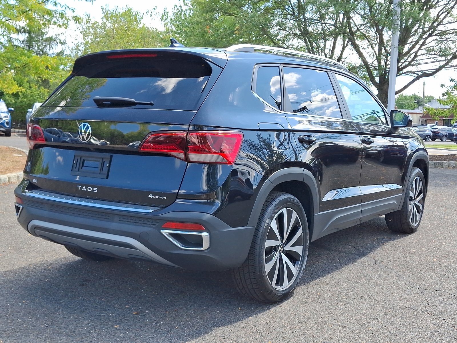 Used 2022 Volkswagen Taos SE w/ Driver Assistance Package AWD/4WD image 6