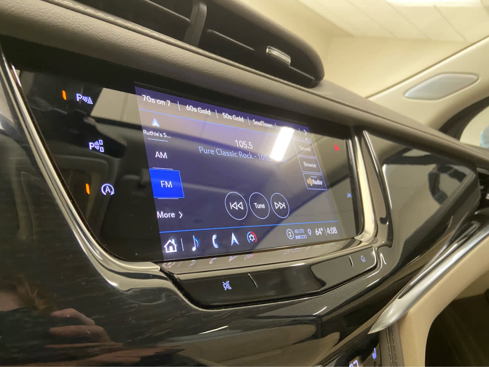 Used 2024 Cadillac XT6 Premium Luxury w/ Technology Package FWD image 33