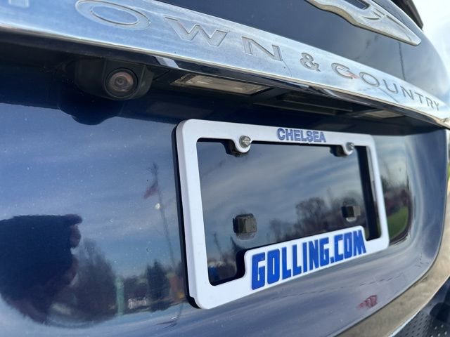 Used 2016 Chrysler Town & Country Touring-L w/ Driver Convenience Group image 11