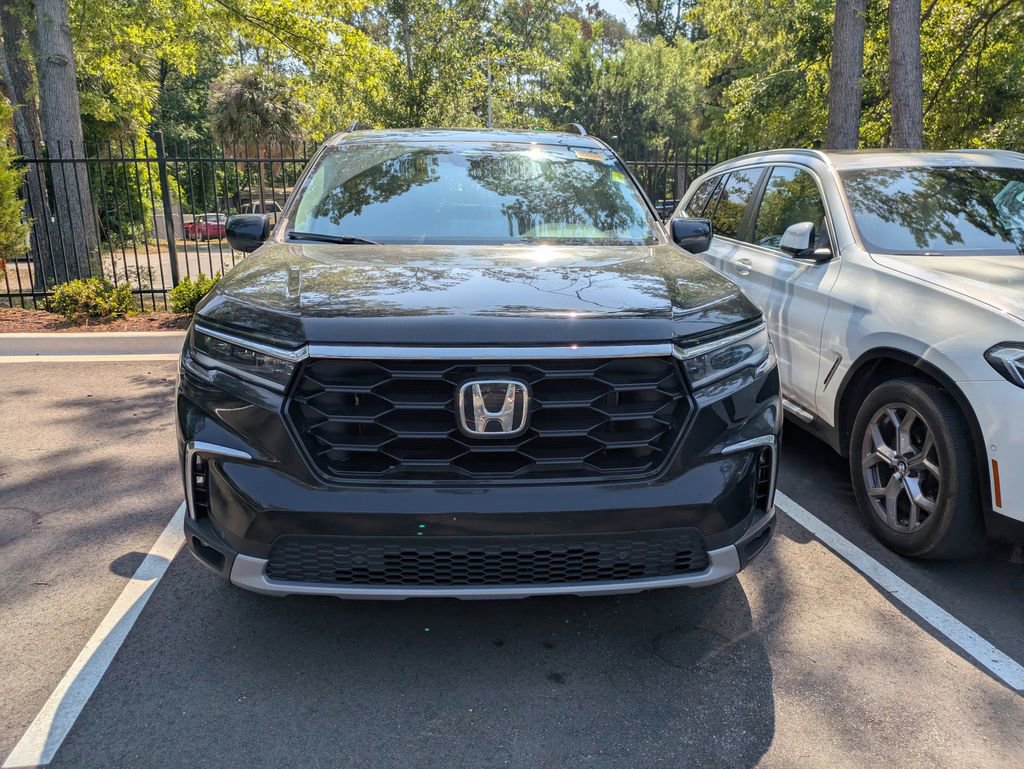 Used 2025 Honda Pilot Touring image 2