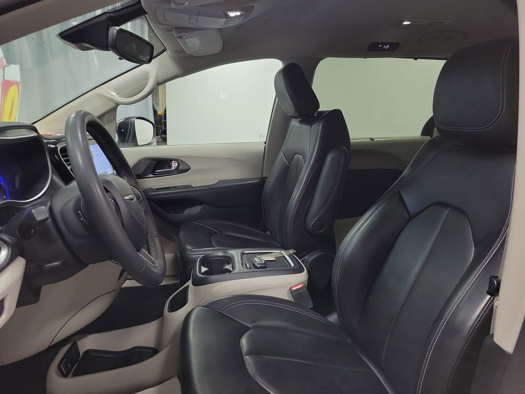 Used 2023 Chrysler Pacifica Touring-L image 12