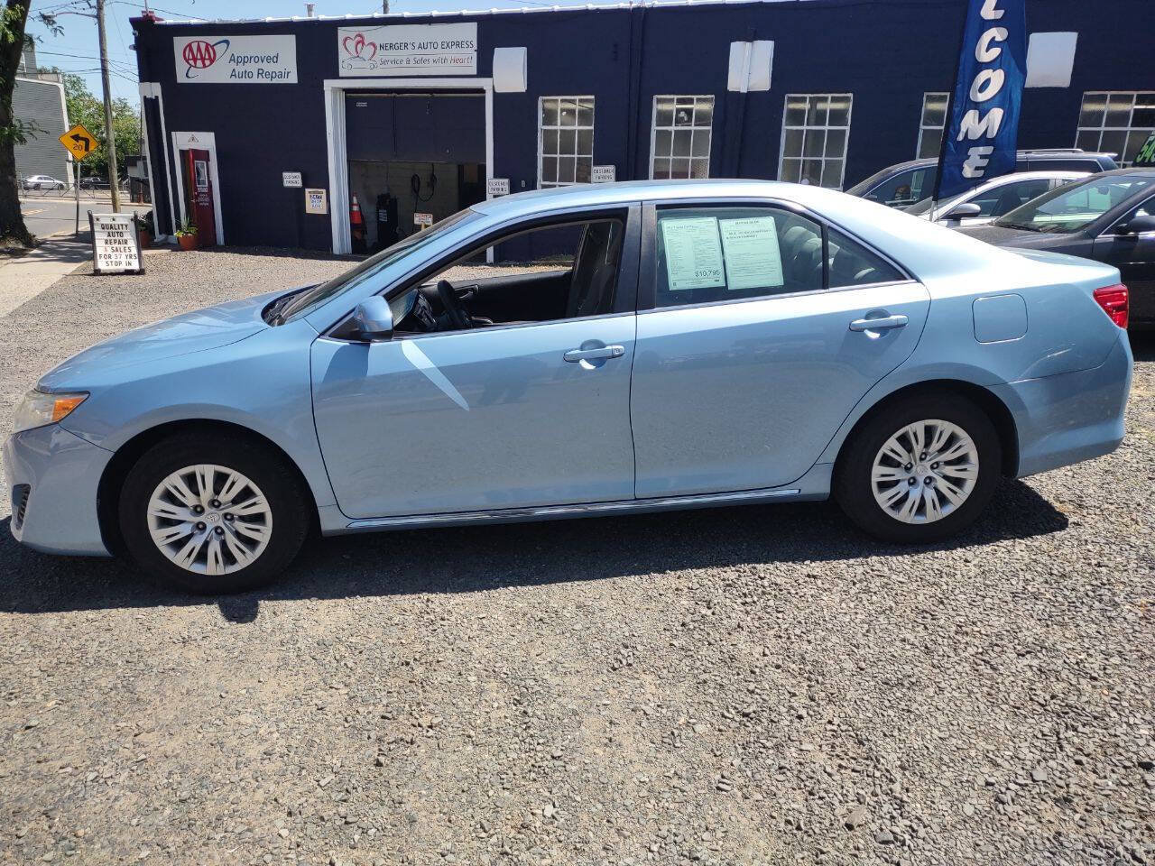 Used 2012 Toyota Camry LE FWD image 1