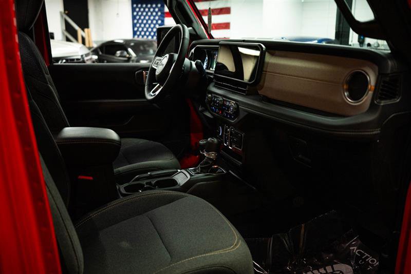 Used 2025 Jeep Wrangler Unlimited Sahara w/ Safety Group image 12