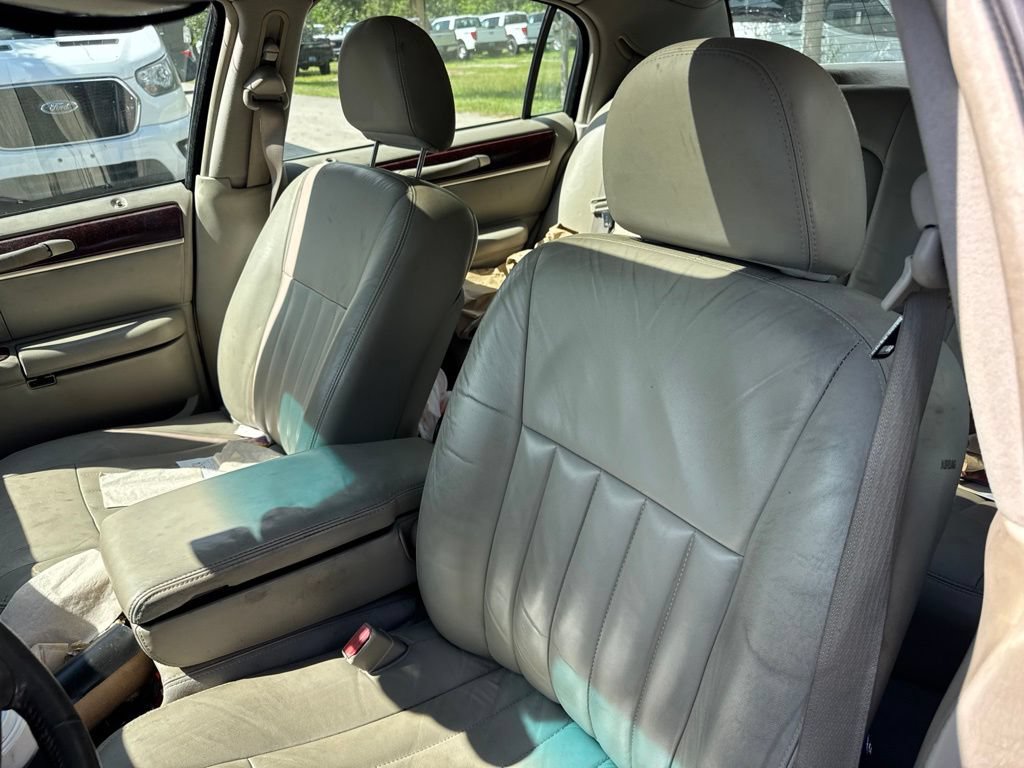 Used 2004 Lincoln Town Car Signature RWD image 10