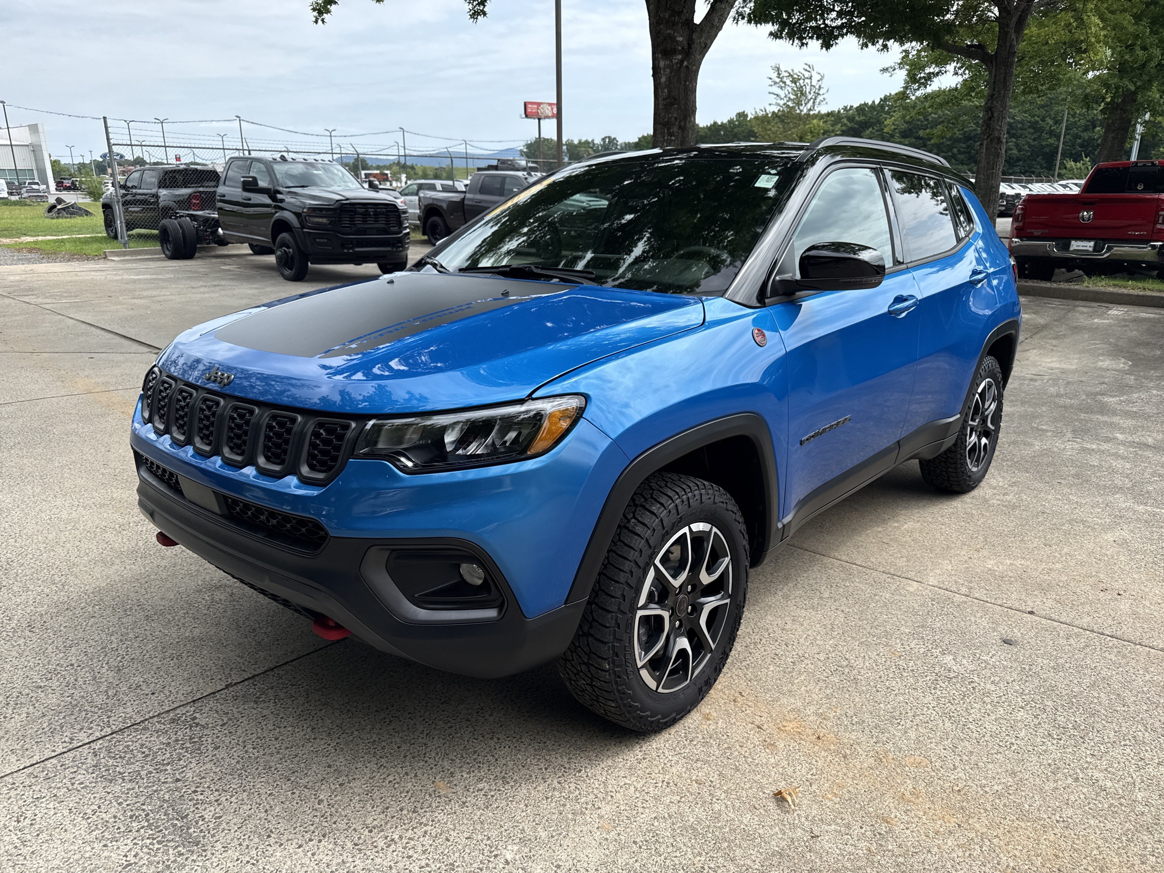 Used 2025 Jeep Compass Trailhawk AWD/4WD image 3