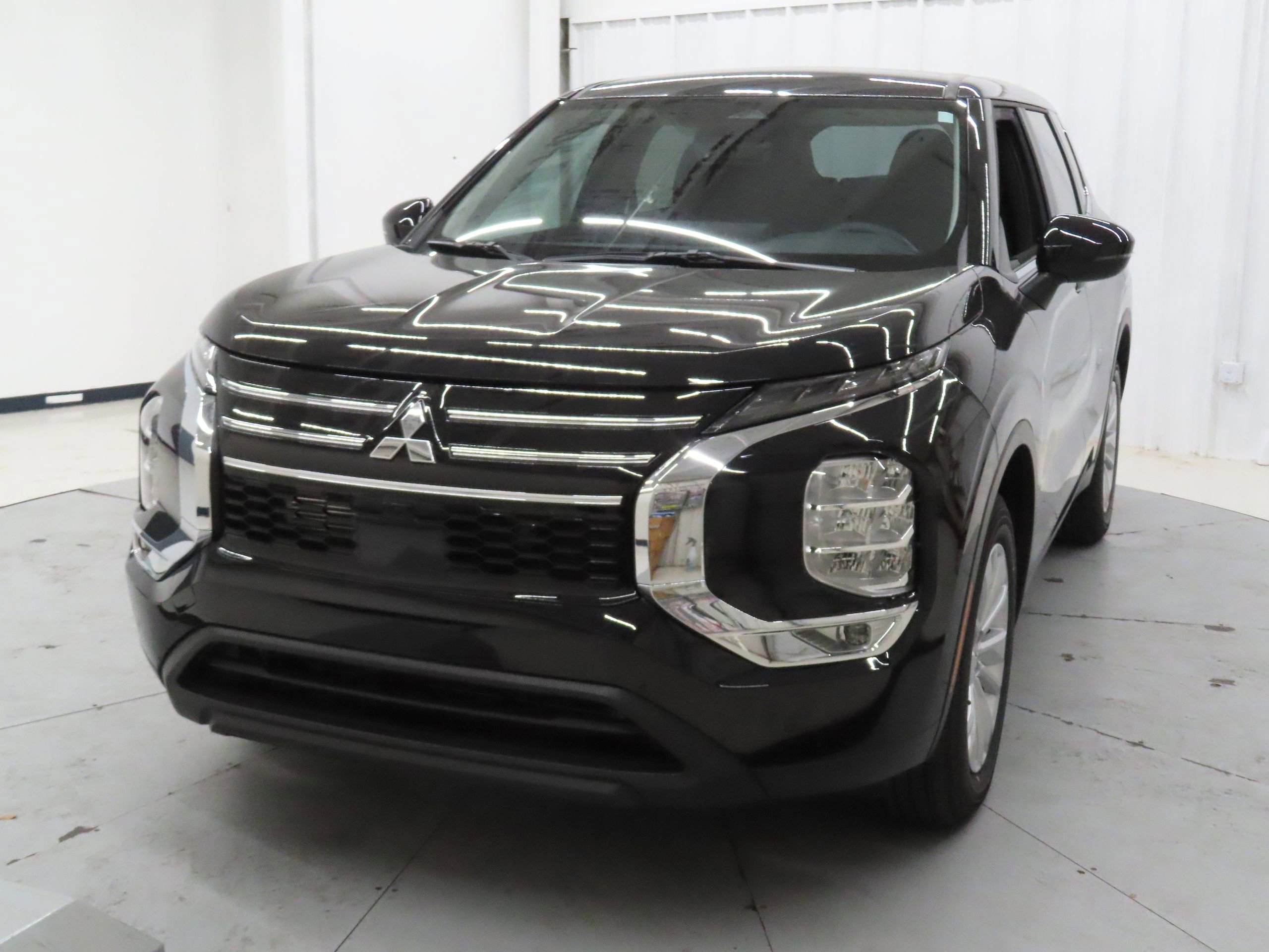 New 2026 Mitsubishi Outlander ES FWD image 8
