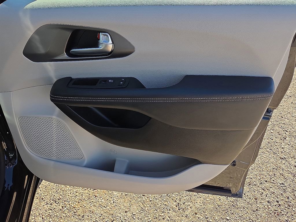 Used 2023 Chrysler Pacifica Touring-L image 12