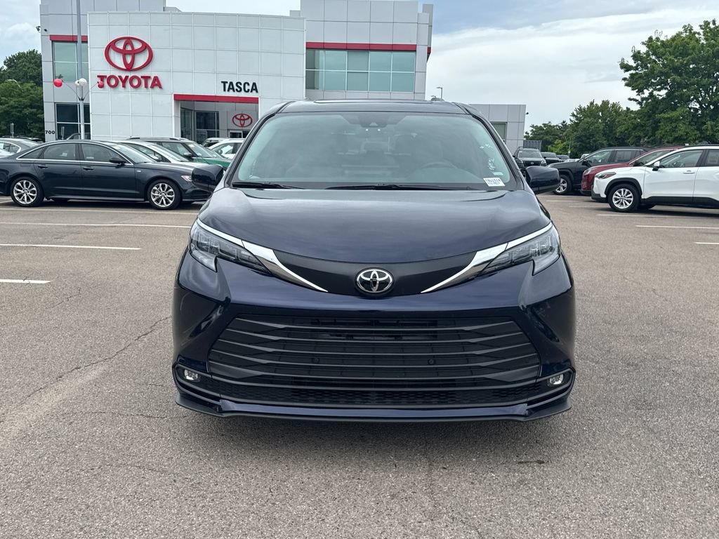 Used 2026 Toyota Sienna XLE FWD image 2