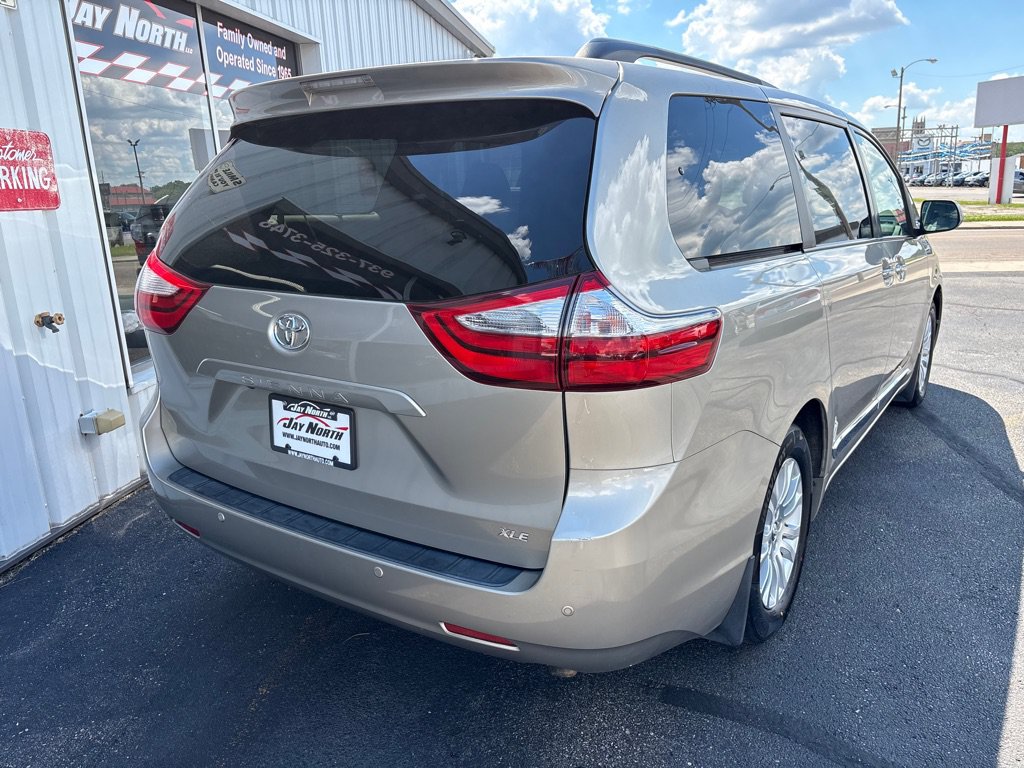 Used 2017 Toyota Sienna XLE w/ XLE Navigation Package FWD image 3