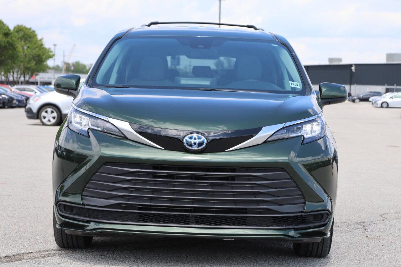 Used 2023 Toyota Sienna LE FWD image 5